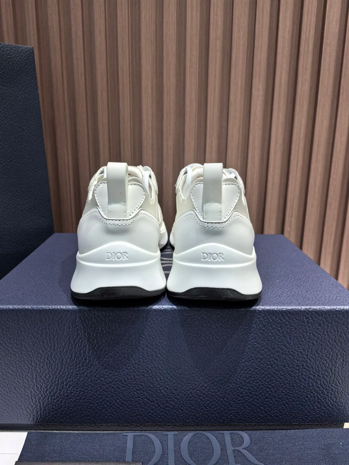 Factory price: 440💰 🔍Top purchasing agent🇮🇹 Dior's super-popular sports shoes, popular for street men, are synchronized with the new product counters. The uppers are made of Italian original imported cowhide and matched with D's customized fabrics. It is a must-have for fashionistas. The complex craftsmanship is perfectly reproduced. Imported soft cowhide foot pads, soles: original soles specially provided by the original factory, exclusive movable molded soles are super comfortable, original factory follow-up goods, 🔍🔍high quality, you can enter and exit the counter at will, welcome to compare, code number 38-45 (46 can be customized and cannot be returned or exchanged)